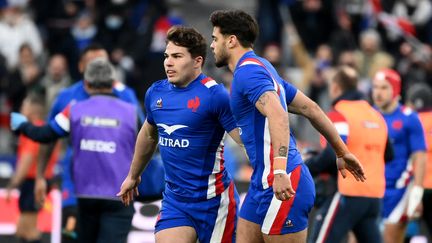 Antoine Dupont et Romain Ntamack, ici face à l'Irlande au Stade de France le 12 février dernier, auront à cœur de briller face à l'Afrique du sud. (FRANCK FIFE / AFP)