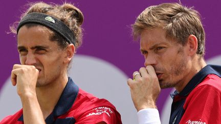 Pierre-Hugues Herbert et Nicolas Mahut lors du tournoi du Queens, le 16 juin 2021 (ADRIAN DENNIS / AFP)