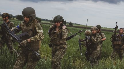 Des soldats de l'armée ukrainien près de Zaporijjia, le 15 juillet 2023. (ERCIN ERTURK / ANADOLU AGENCY)