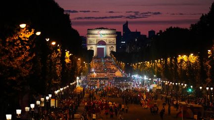 Des athlètes de différentes délégations défilent sur les Champs-Élysées pendant la cérémonie d'ouverture des Jeux paralympiques de Paris 2024, le 28 août 2024. (DIMITAR DILKOFF / AFP)