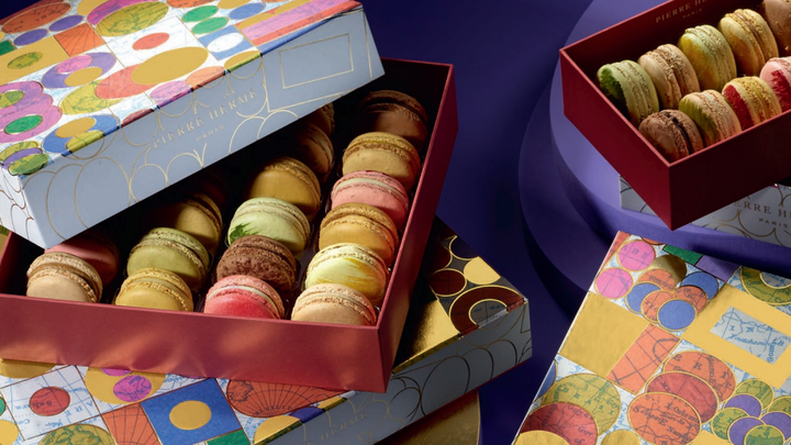 Pour les fêtes, Pierre Hermé a conçu une collection, Destinations, avec  l’artiste plasticien Gianpaolo Pagni, pour faire voyager le goût au fil des ingrédients de ses macarons et pâtisseries. (PIERRE HERME)