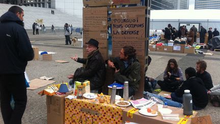 Les Indignés sur le parvis de la Défense en novembre 2011 (DR)