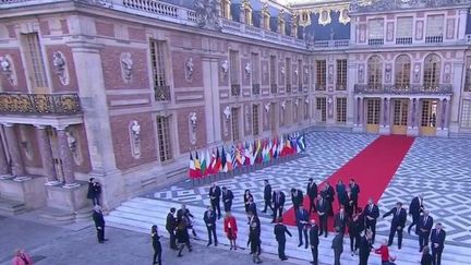 Dans la soirée du jeudi 10&nbsp;mars s'ouvre le sommet européen de Versailles&nbsp;(Yvelines).&nbsp;Il sera question des moyens pour l'Europe de sortir de la dépendance énergétique&nbsp;à&nbsp;la Russie.&nbsp;Pour cela, Emmanuel Macron pourrait plaider pour un nouveau grand emprunt de 100 milliards d'euros. (FRANCE 2)