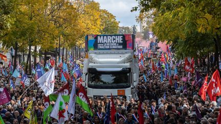 La marche contre la vie chère et l'inaction climatique s'est tenue, dimanche 16 octobre, entre la place de la Nation et celle de la Bastille,&nbsp;à Paris.&nbsp; (SADAK SOUICI / LE PICTORIUM / MAXPPP)