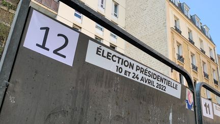 Les panneaux électoraux encore vides avant le début de la campagne officielle, à&nbsp;Paris, le 24 mars 2022. (RICCARDO MILANI / HANS LUCAS / AFP)