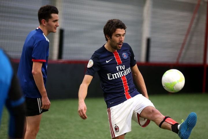 Thibaut Pinot avec le maillot du PSG sur les épaules lors d'une partie de futsal, en amont de l'assemblée générale du club cycliste d'études à Nancy, le 30 novembre 2018. (LIONEL VADAM  / MAXPPP)