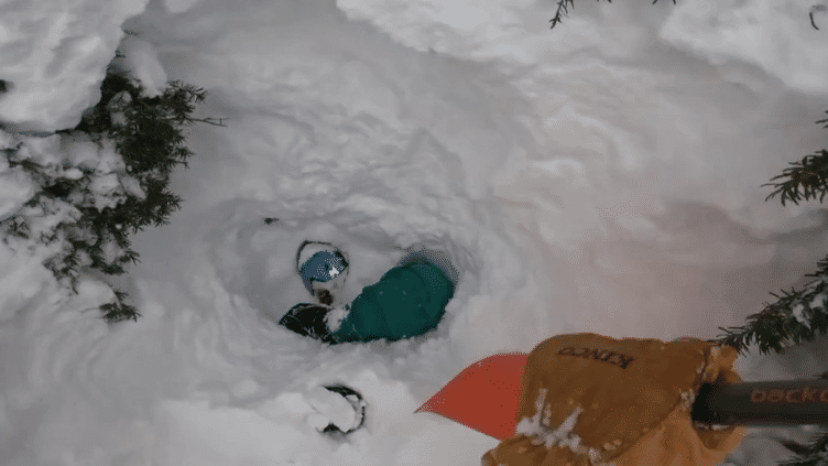 États-Unis : un snowboarder miraculeusement sauvé par un skieur