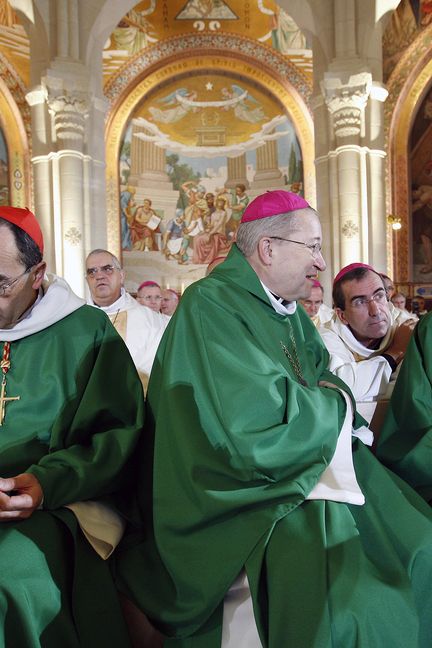 Le cardinal Philippe Barbarin, le cardinal André Vingt-Trois et l'évêque de Lourdes Jacques Perrier, lors de la Conférence des évêques de France, à Lourdes, le 4 novembre 2007. (ERIC CABANIS / AFP)