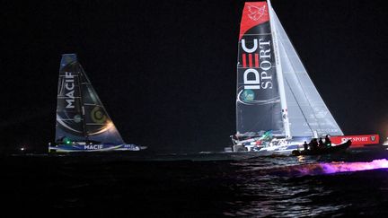 François Gabart (Macif) et Francis Joyon (Idec Sport) au coude à coude lors de la Route du Rhum, le 12 novembre 2018 (LOIC VENANCE / AFP)