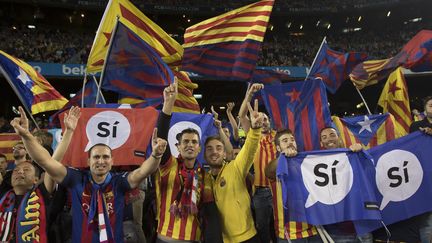 Des drapeaux pro-indépendance, pendant le match FC Barcelone-Eibar, à Barcelone (Espagne), le 19 septembre 2017. (MIQUEL LLOP / NURPHOTO)