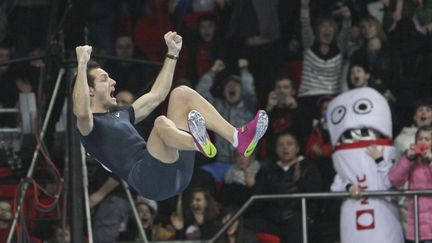 La joie du perchiste fran&ccedil;ais Renaud Lavillenie en retombant apr&egrave;s avoir franchi une barre &agrave; 6,16m, synonyme de record du monde, &agrave; Donetsk (Ukraine), le 15 f&eacute;vrier 2014. (AP/SIPA / AP)