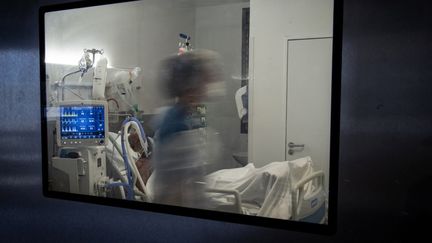 Un personnel soignant de l'hôpital Pierre Zobda-Quitman à Fort-de-France, en Martinique, le 2 décembre 2021. (ALAIN JOCARD / AFP)