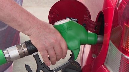 Durant le week-end du samedi 16 septembre, Élisabeth Borne a annoncé que les distributeurs de carburant pourraient être autorisés à vendre à perte pendant six mois. À Toulouse (Haute-Garonne), les automobilistes pointent du doigt les taxes sur le carburant. (France 2)