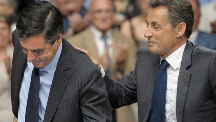 Le président Nicolas Sarkozy et le&nbsp;Premier ministre François&nbsp;Fillon, après une réunion sur la sécurité alimentaire, à Sablé-sur-Sarthe,&nbsp;le 28&nbsp;juin&nbsp;2011. (PHILIPPE WOJAZER/AFP)