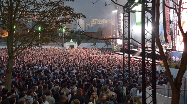 &nbsp; (Des milliers de personnes sont venus applaudir The Offspring à Rock en Seine © RFI / Edmond Sadaka)