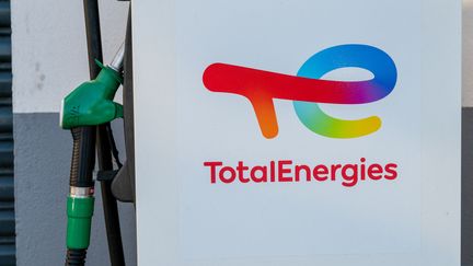 Une pompe à essence d'une station service TotalEnergies à&nbsp;Maël-Carhaix (Côtes-d'Armor), le 23 juillet 2022. (STEPHANE MOUCHMOUCHE / HANS LUCAS / AFP)