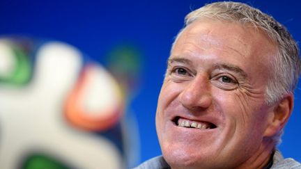 Didier Deschamps tout sourire en conférence de presse (MARIUS BECKER / DPA)