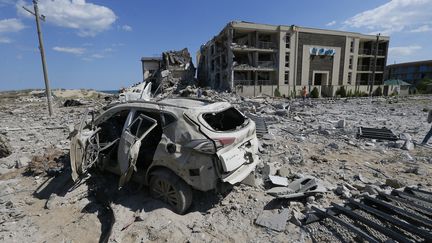 Des ruines après un bombardement à&nbsp;Zatoka, dans la région ukrainienne d'Odessa, le 16 mai 2022. (VLADIMIR SHTANKO / ANADOLU AGENCY / AFP)