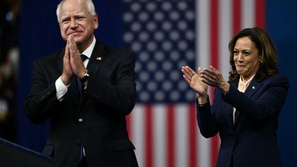 La vice-présidente américaine Kamala Harris et son colistier, le gouverneur du Minnesota Tim Walz, à Philadelphie (Pennsylvanie), le 6 août 2024. (BRENDAN SMIALOWSKI / AFP)