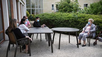 Une réunion familiale dans un Ehpad de Saint-Maur-des-Fossés (Val-de-Marne), le 7 juillet 2020. (Anne-Christine POUJOULAT / AFP)