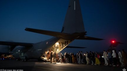 Des Afghans et de Français montent dans un avion militaire français à l'aéoport de Kaboul, le 26 août 2021. (AFP- / ETAT MAJOR DES ARM?ES)