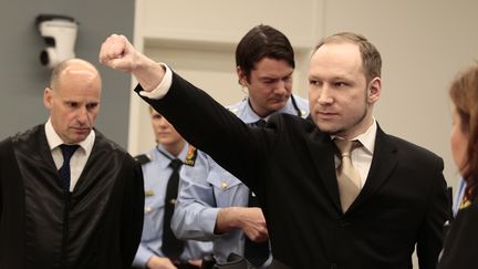 Anders Behring Breivik fait un salut d'extr&ecirc;me droite, lundi 16 avril au matin, dans la salle 250 du tribunal d'Oslo (Norv&egrave;ge). (HEIKO JUNGE / POOL)