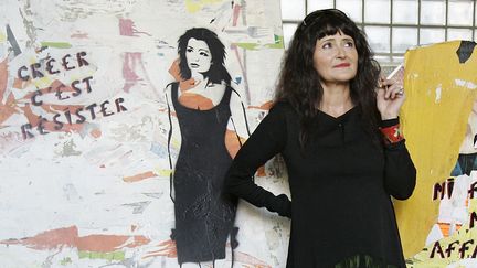 L'artiste de Street art Miss. Tic pose dans son atelier à Paris, le 31 janvier 2006 (BERTRAND GUAY / AFP)