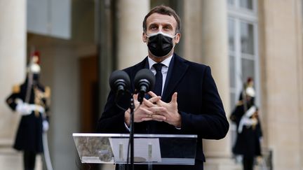 Le président de la République Emmanuel Macron dans la cour de l'Elysée avant un déjeuner avec le Premier ministre portugais, le 16 décembre 2020. (THOMAS COEX / AFP)