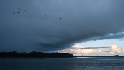 Des nuages sombres sur le golfe du Morbihan, le 31 décembre 2020. (VALENTINO BELLONI / HANS LUCAS VIA AFP)