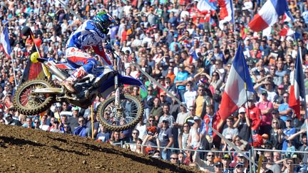 Romain Febvre impérial avec ses coéquipiers Gautier Paulin et Marvin Musquin lors du Motocross des Nations 2015 à Ernée (J?R?ME FOUQUET / MAXPPP)