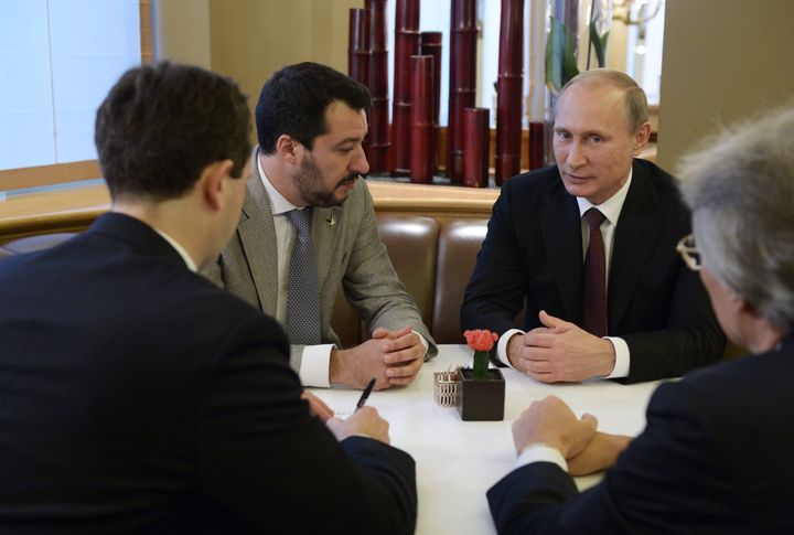 Matteo Salvini, alors dirigeant de la Ligue du Nord, en compagnie du président russe Vladimir Poutine lors d'une rencontre à Milan (Italie), le 17 octobre 2014. (ALEKSEY NIKOLSKYI / SPUTNIK / AFP)