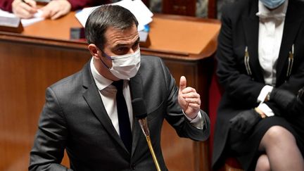 Olivier Véran devant l'Assemblée nationale à Paris le 14 décembre 2021. (ALAIN JOCARD / AFP)