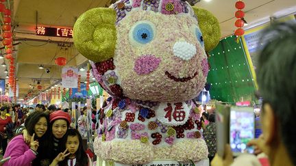 les moutons se couvrent de fleurs.
 
 (AFP PHOTO / SAM YEH)