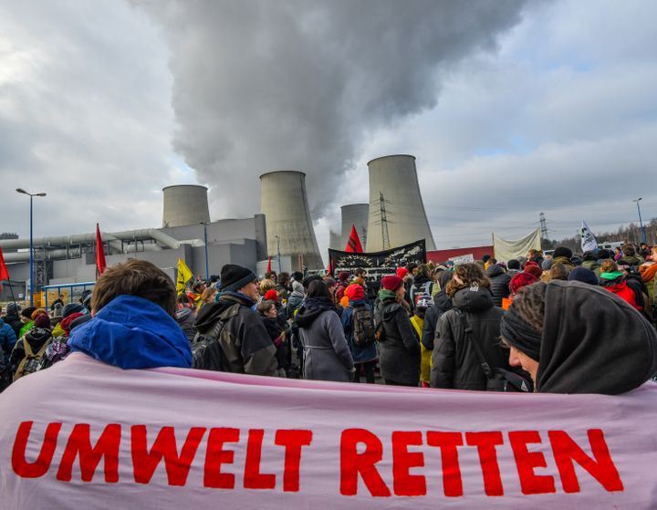 Des activistes&nbsp;ont&nbsp;bloqué les rails d'une mine de charbon située à Jänschwalde, dans le Land du Brandebourg, le 30 novembre 2019. (PATRICK PLEUL / DPA-ZENTRALBILD / AFP)