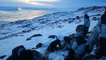 Jeudi 9 mars, les élèves ont randonné en direction des icebergs pour poser un « time lapse ». Ce piège photo permet de prendre des photos à intervalle régulier afin de voir l’évolution des icebergs et de la banquise. Il sera récupéré lors du deuxième voyage des élèves en avril. (Rodolphe Pestel / Faune de demain)