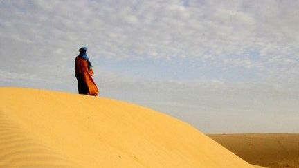 Un Touareg se tient sur une dune dans le désert près de Tombouctou (9-2-2005) (AFP - FRANCOIS XAVIER MARIT)