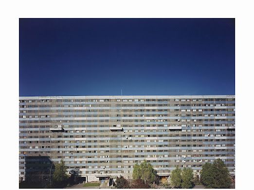 La Courneuve, 2002. La barre Presov est la muraille la plus bleue, la plus pure dans son architecture de la cité des 4000. Fleuron de l'urbanisme populaire de la Ve République dans les années 60 et symbole de l'accès au confort moderne des classes populaires, elle regroupait quatre barres de 165 mètres de longueur, accueillant, alors, 4000 habitants. En 2004, on fera imposer Presov, balayant aisni dans un fracas de poussière, 40 ans d'une histoire urbaine controversée. (JEAN-GABRIEL BARTHELEMY)