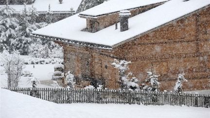 Le chalet cossu habillé de bois clair "Milky Way" ("Voie lactée"), à l'entrée de Gstaad, demeurait volets clos lundi. (AFP)