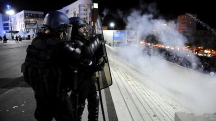 Des CRS près du Stade Vélodrome de Marseille, après le match OM-Bordeaux, le 10 avril. (FRANCK PENNANT / AFP)