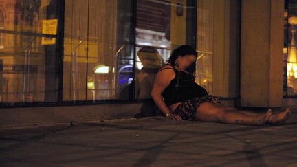 Une femme ivre dans les rues de Newcastle, le 3 mai 2009. (NIGEL RODDIS / REUTERS)