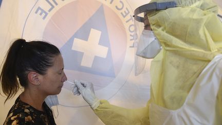 Un test de dépistage au coronavirus, réalisé à Laval (Mayenne), le 17 juillet 2020. (JEAN-FRANCOIS MONIER / AFP)