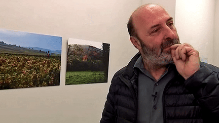  Cédric Klapisch lors du vernissage de son exposition "Nature Humaine" à la galerie Cinéma à Paris 
 (France 3 / Culturebox)