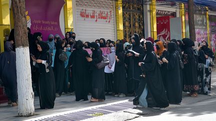 Des Afghanes manifestent le 19 juillet 2023 devant un salon de beauté de la capitale appelé à fermer d'ici la fin du mois. (- / AFP)