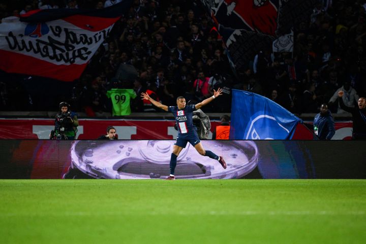 Kylian Mbappé, buteur lors de PSG-Benfica, le 11 octobre 2022. (ANNE-CHRISTINE POUJOULAT / AFP)