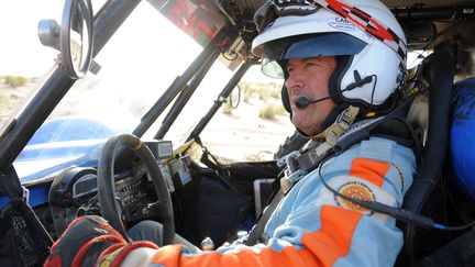 Hubert Auriol au départ de la 6e étape entre Boulanouar (Maroc) et Guelb Agantour (Mauritanie) de la troisième édition de l'Africa Eco Race, le 4 janvier 2011. (FREDERICK FLORIN / AFP)