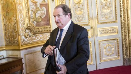 &nbsp; (Le sénateur Pierre Charon parmi les "surveillants" de la primaire de la droite © MaxPPP)