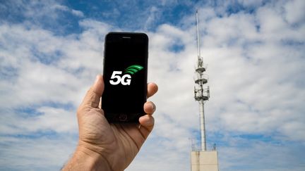 Un smartphone affichant le logo 5G. (VOISIN / PHANIE / AFP)