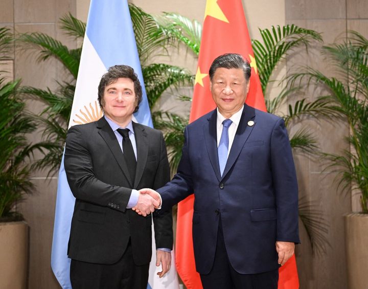 Le président argentin Javier Milei et son homologue chinois Xi Jinping, en marge du G20, à Rio de Janeiro (Brésil), le 19 novembre 2024. (ZHANG LING / AFP)