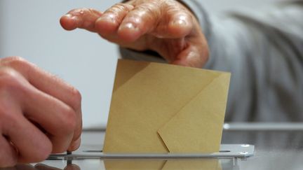 Un &eacute;lecteur vote le 10 juin 2012, &agrave; Toul (Meurthe-et-Moselle). (FREDERICK FLORIN / AFP)