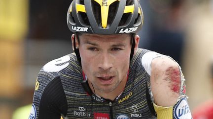 Primoz Roglic franchit la ligne l'épaule éraflée après une chute entre Lorient et Pontivy, le 28 juin 2021. (BENOIT TESSIER / AFP)